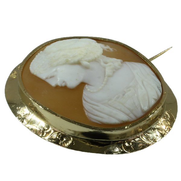French Victorian shell cameo brooch in gold mounting